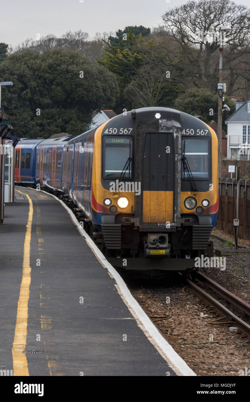 Ein Zug oder Elektrischer Triebzug ziehen in die Plattform in Lymington Pier der New Forest Hampshire. Die strangleitung von New Milton New Forest. Stockfoto