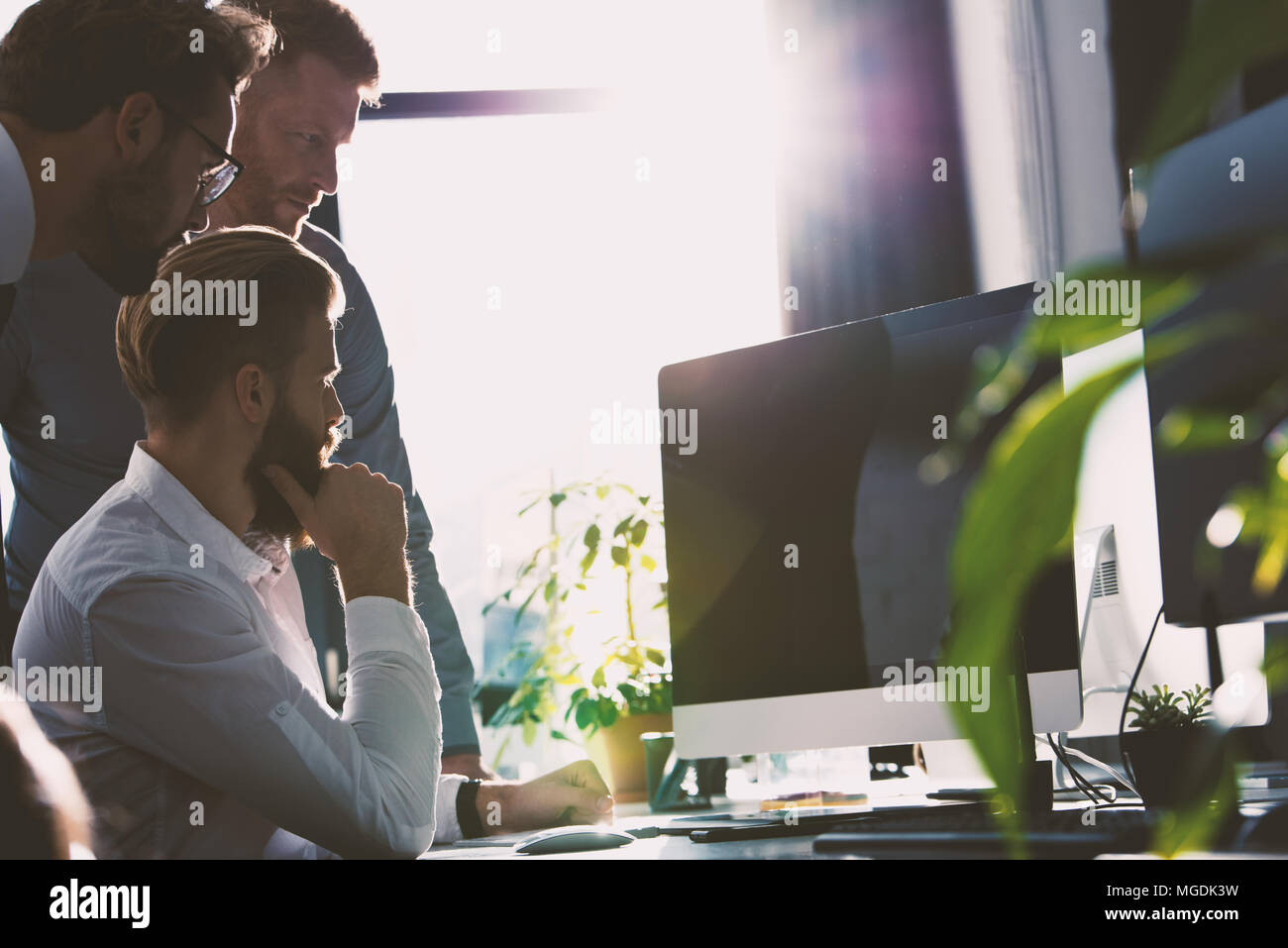 Geschäftsleute im Büro im Internet Netzwerk verbunden. Konzept der Start-up-Unternehmen Stockfoto