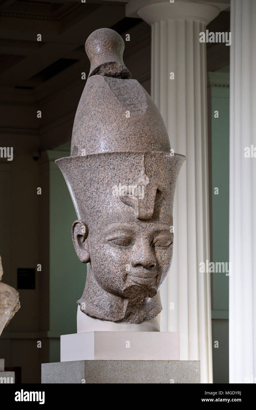London. England. British Museum. Kolossale Statue aus rotem Granit geglaubt, ägyptischen Pharao Amenophis III tragen eine Doppelkrone (Pschent) Stockfoto