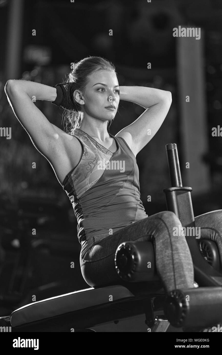 Frau Kraft-Übungen für abs Muskeln Stockfoto