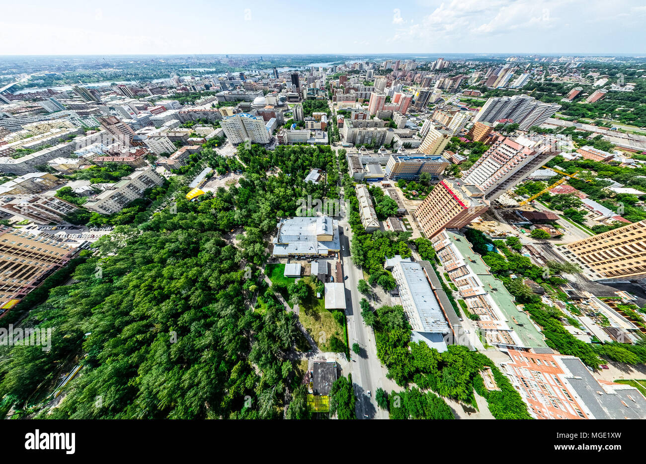 Aerial Stadtansicht mit Kreuzungen und Straßen, Häuser, Gebäude, Parks und Parkplätze. Sonnige Sommer-Panorama-Bild Stockfoto