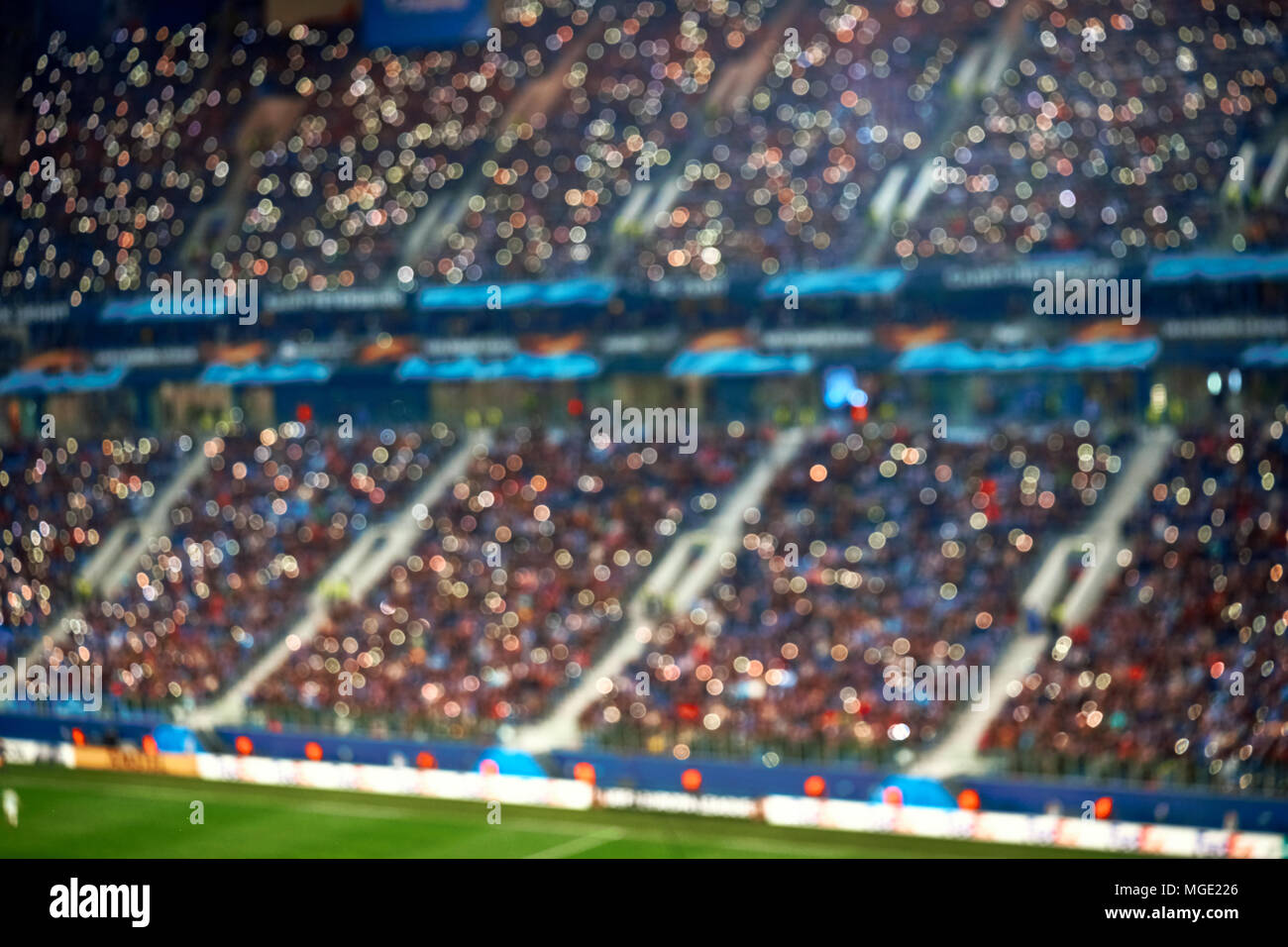 Volle Fussball Fussball Stadion Tribunen Mit Beleuchtung Soft Focus Verschwommenen Hintergrund Stockfotografie Alamy