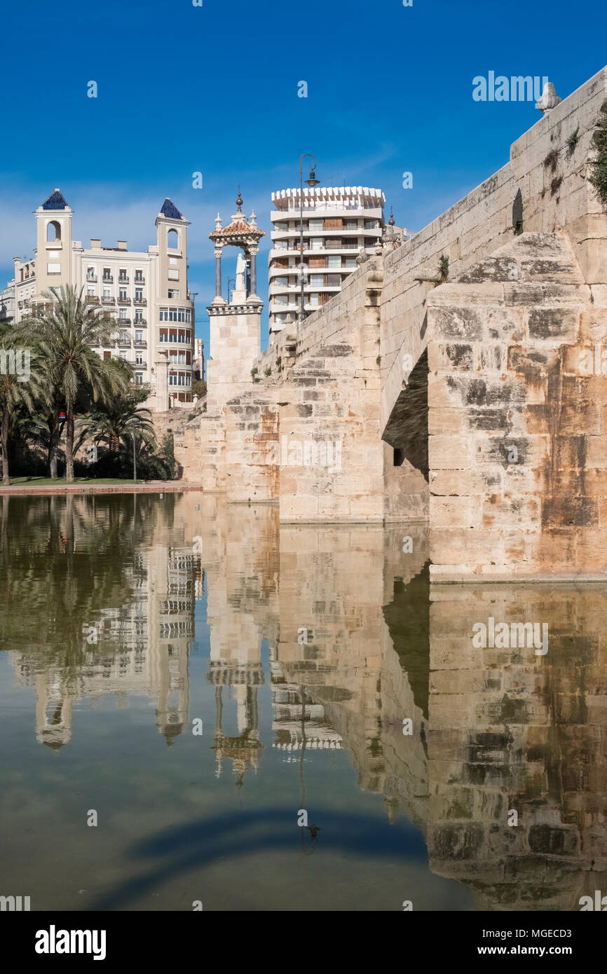 Kleiner See unter Puente del Mar Brücke im Turia Gärten (Jardines del Turia), eine 9 km ehemaligen Flussbett laufen durch die Stadt, Valencia, Spanien Stockfoto