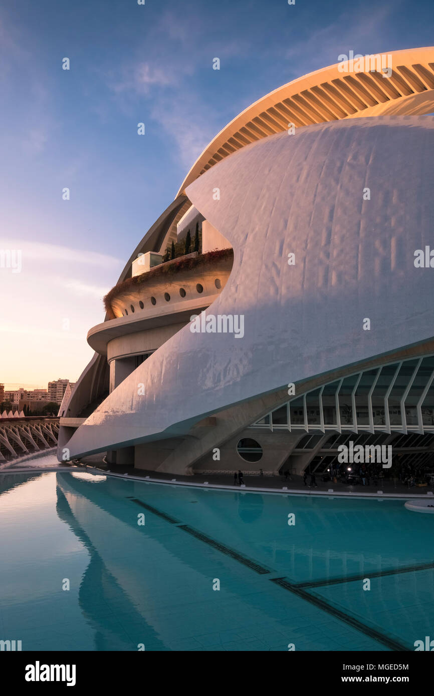 Die moderne Architektur des Palau de les Arts Reina Sofia, Teil der Ciudad de las Artes y las Ciencias in Valencia, Spanien. Stockfoto