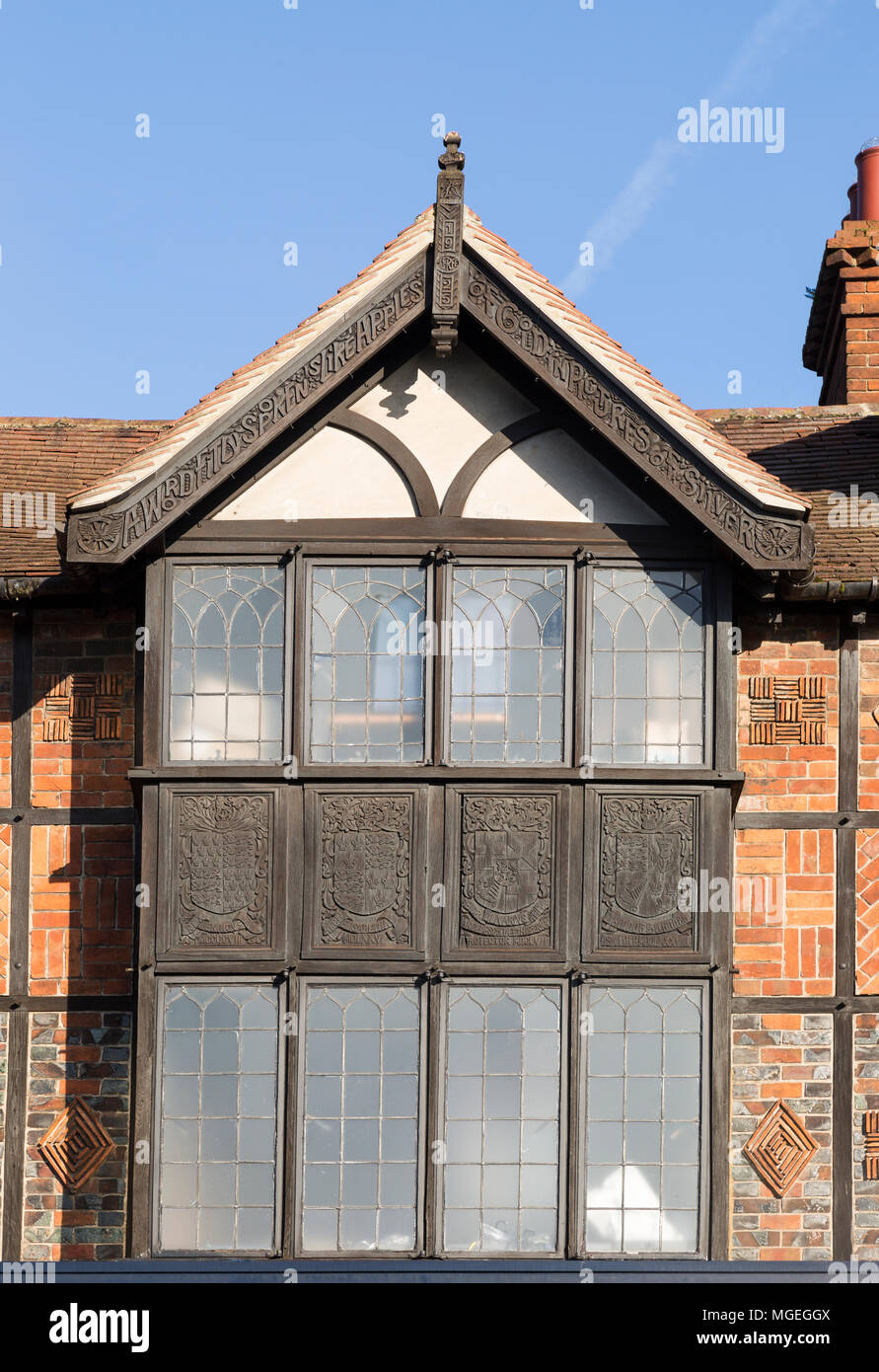 Fassade des historischen 1925 Gebäude heraldische Symbole und Zeichen, 105 High Street, Marlborough, Wiltshire, England, Großbritannien Stockfoto