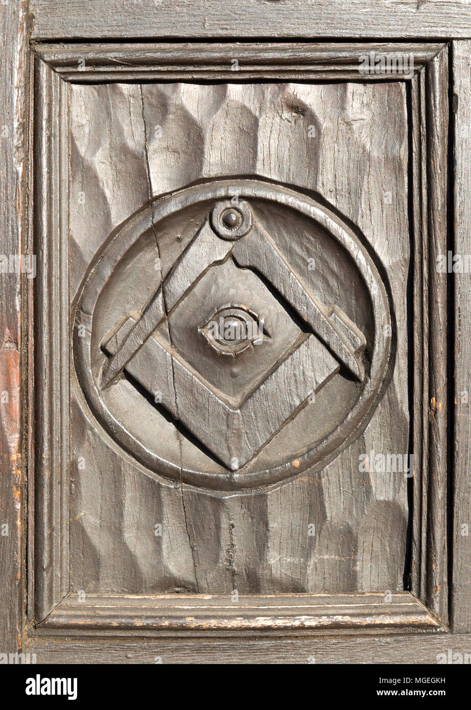 Historische geschnitzten Freimaurersymbole auf hölzerne Verkleidung an der Tür des Hauses in Marlborough, Wiltshire, England, Großbritannien Stockfoto