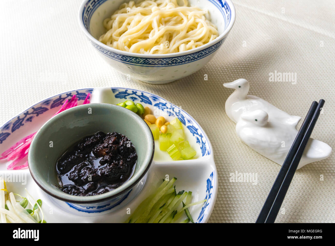 Peking Nudel mit Sojabohnen paste Stockfoto