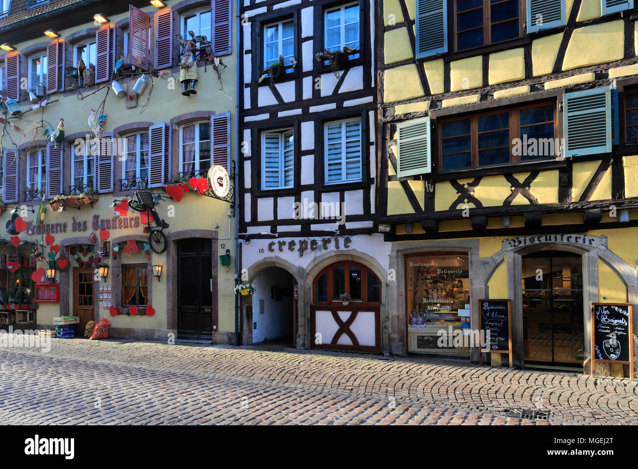 Geschäfte und bunte Fassaden der Fachwerkhäuser, Colmar Stadt, Elsässer Wein, Elsass, Frankreich, Europa Stockfoto