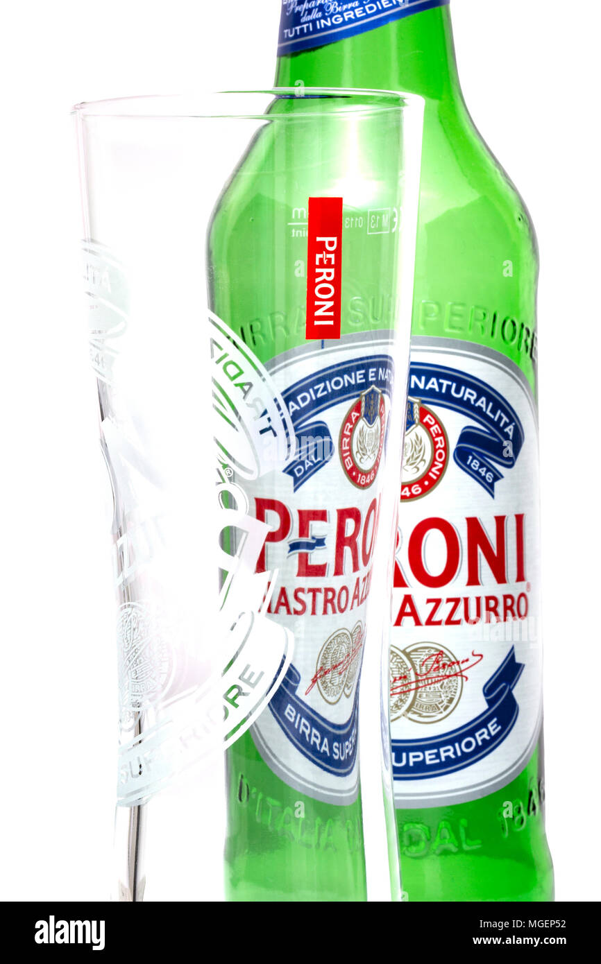 SWINDON, Großbritannien - 28 April, 2018: Peroni Bier Flasche und Glas, Peroni Brauerei (Birra Peroni), ist ein Brewing Company, in Vigevano in der Lombardei gegründet. Stockfoto
