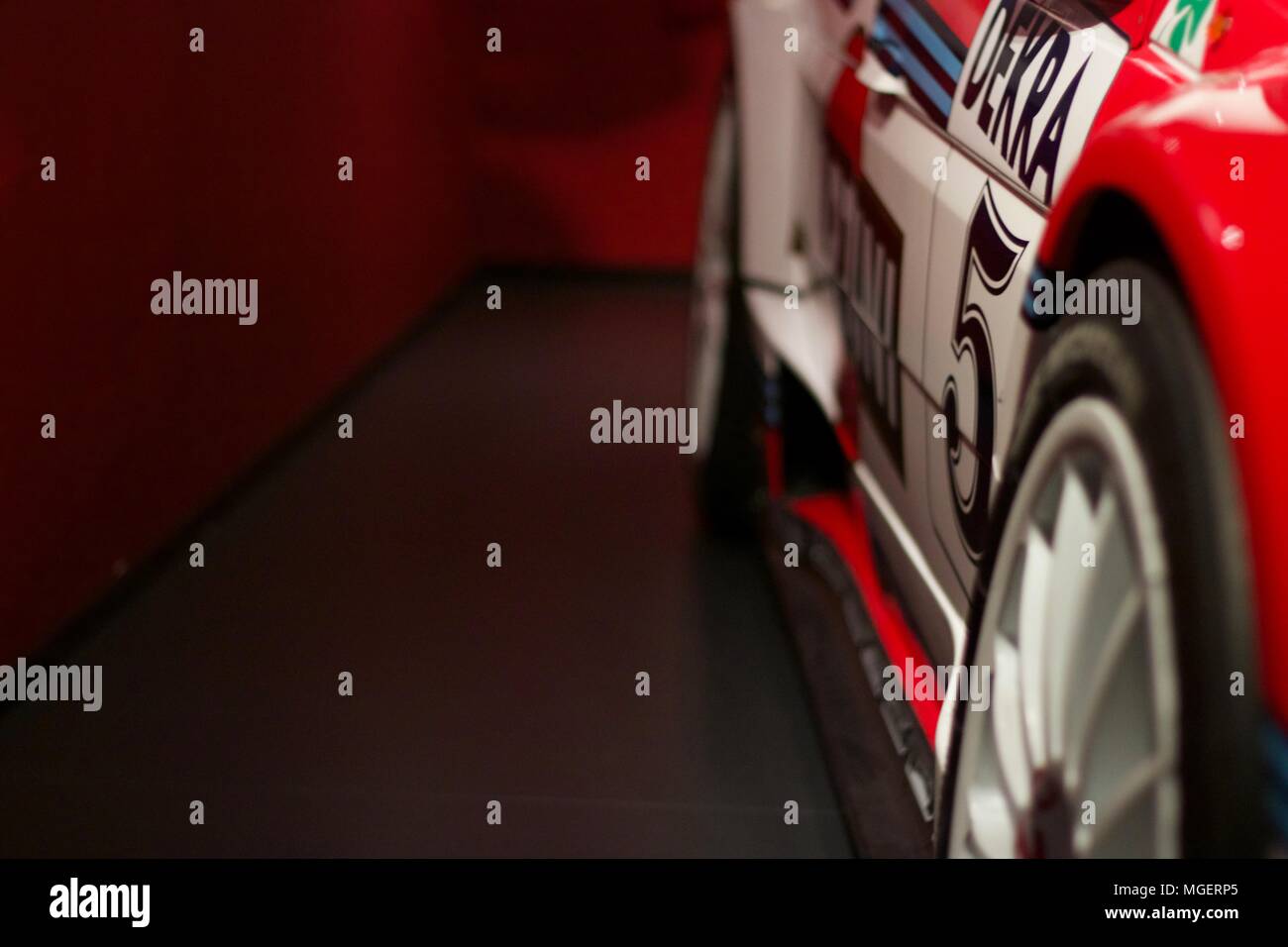 An der Seite eines Lancia Delta Integrale, der Seite der Maschine wird, während die roten Hintergrund ist unscharf konzentriert Stockfoto