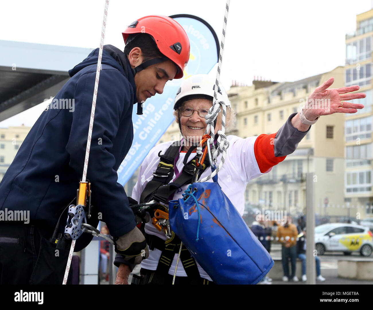 Jeannine Brett, 85, nach Abseilen von der British Airways i360 in Brighton während der iDrop Charity Abseilen, um Geld für Rockinghorse, die Spendenaktion Arm des Royal Alexandra Children's Hospital zu sammeln. Stockfoto