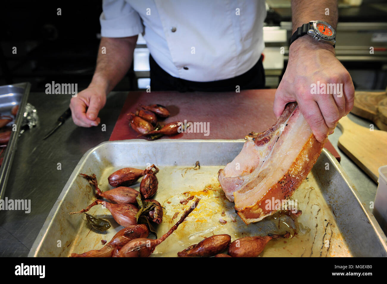 Essen Vorbereitung - karamellisierten Schweinefleisch mit Cherrueix schalotten von La Table du Marais Restaurant hacken, La Fresnais, Frankreich Stockfoto