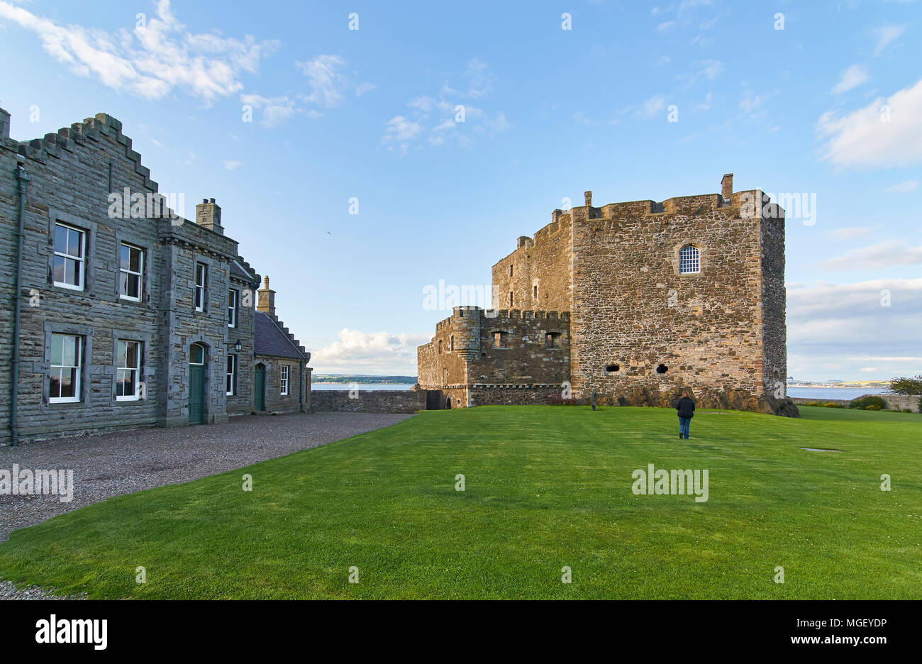 Die Offiziere Quartalen und der Nordturm des Blackness Castle, auf der Südseite des Her auf einen Sommer am Abend, in der Nähe von Edinburgh, Schottland. Stockfoto