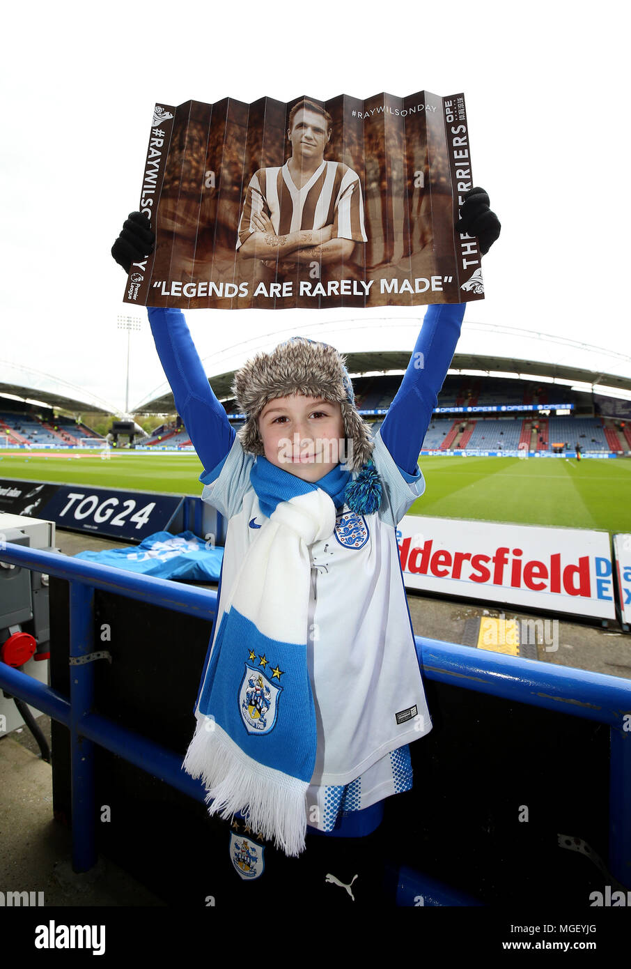 Eine junge Huddersfield Town Ventilator zeigt Unterstützung für Ihr Team vor der Premier League Match am John Smith's Stadion, Huddersfield. Stockfoto