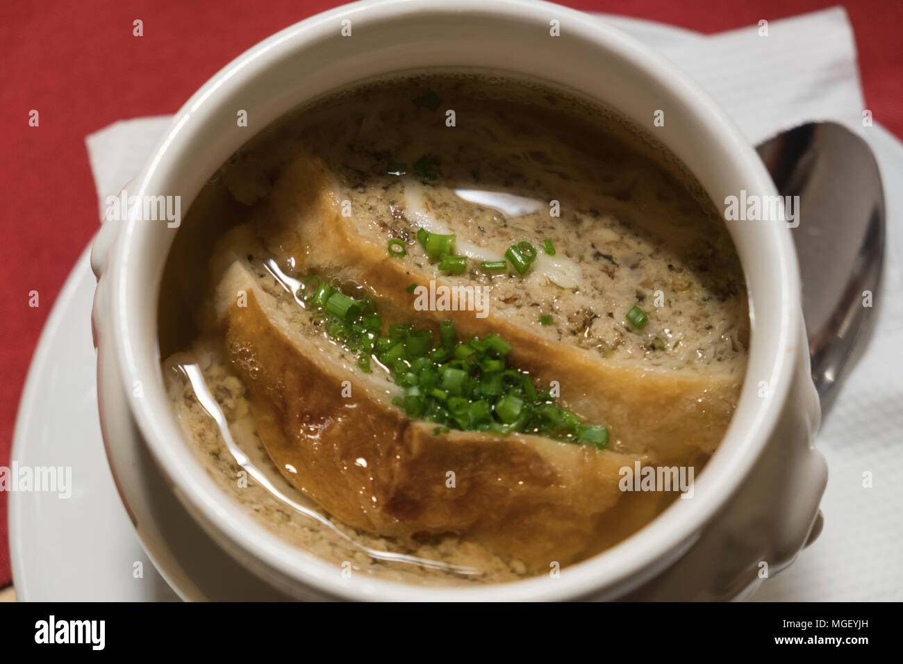 Traditionelle österreichische Fleisch strudel Ion eine Schüssel Suppe  serviert Stockfotografie - Alamy