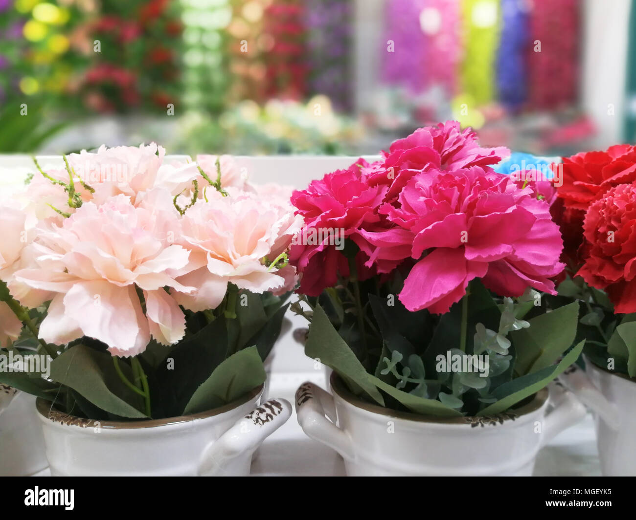 Bunte Blumen In Einer Vase Sind Schone Bokeh Hintergrunde Wahlen Sie Fokus Flache Tiefenscharfe Stockfotografie Alamy