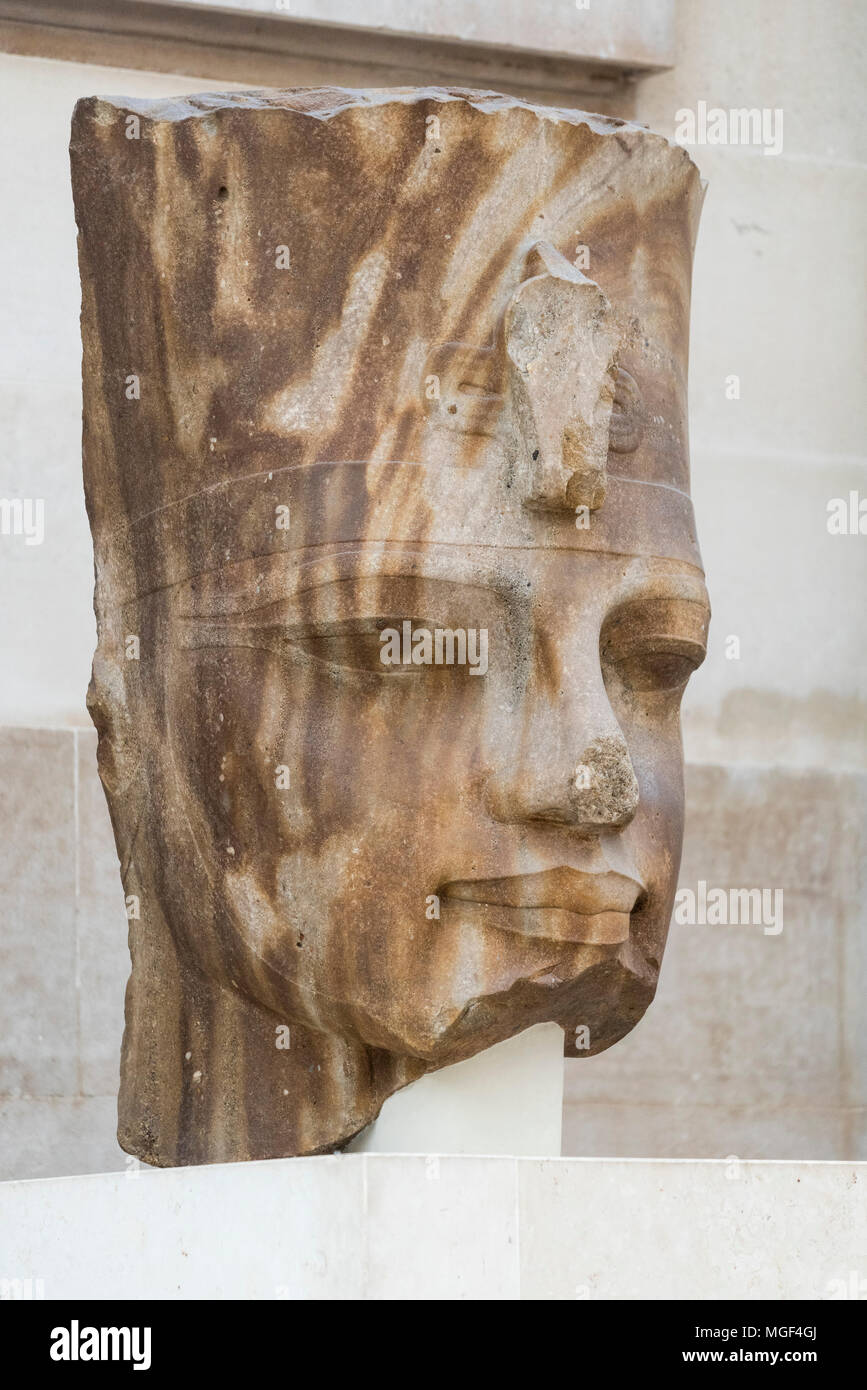 London. England. British Museum. Quarzit Leiter des ägyptischen Pharao Amenophis III tragen die Rote Krone von Unterägypten (Deshret) mit uräus Stockfoto