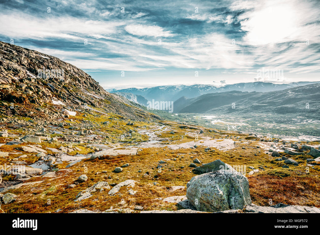 Landschaft der Norwegischen Berge in der Nähe von Odda. Natur Norwegen im Spätsommer. Skandinavien felsigen Landschaft. Stockfoto