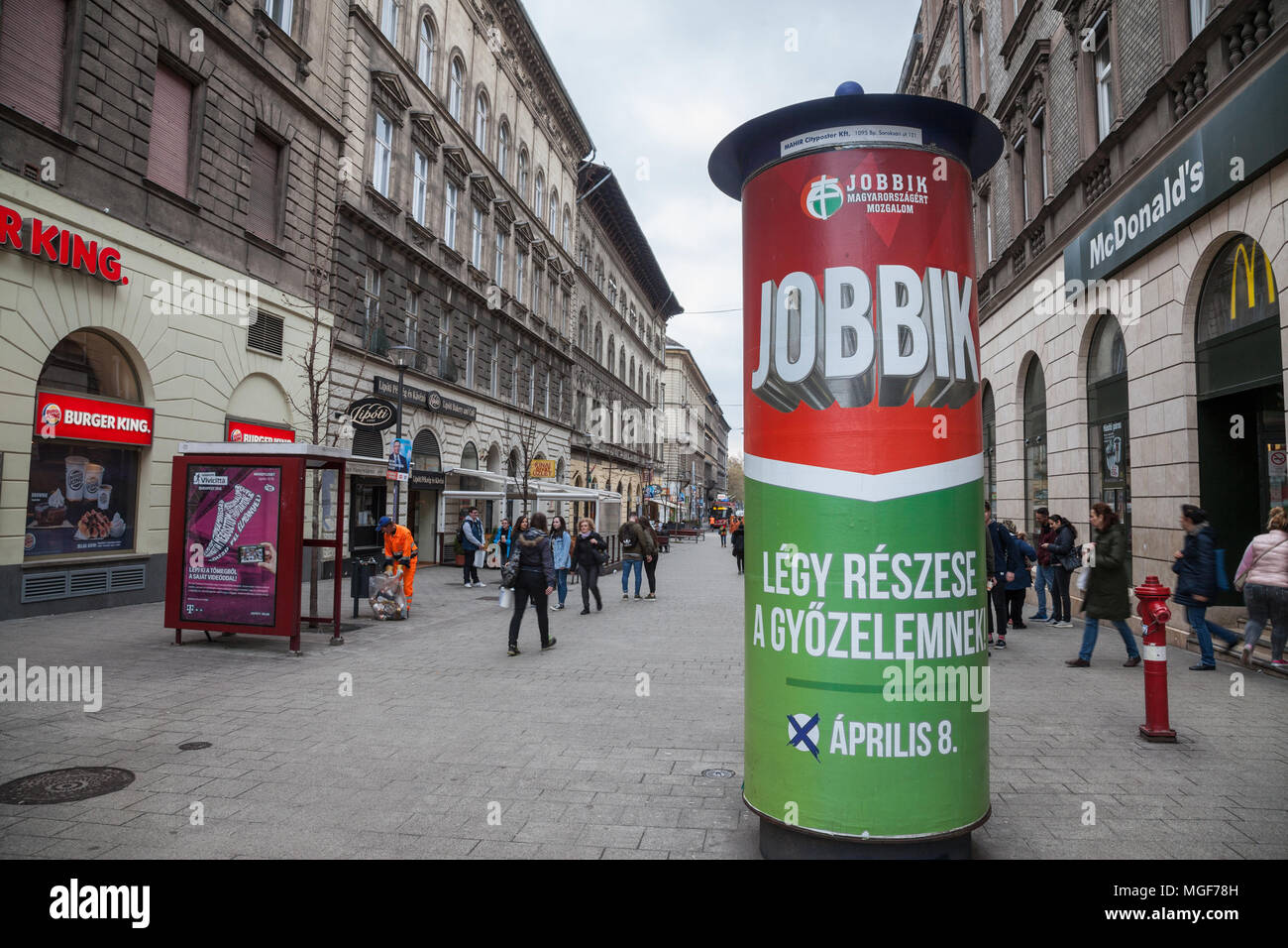 BUDAPEST, Ungarn - April 7, 2018: Jobbik wahlen Plakat in den Straßen von Budapest für die Parlamentswahlen von 2018. Jobbik ist der wichtigste extr Stockfoto