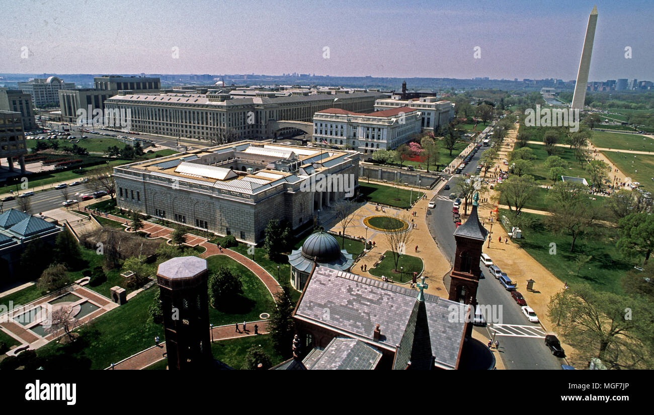 Washington, DC, USA, 1994 Luftbild vom Smithsonian Castle turret Blick nach Westen in Richtung Washington Monument mit der National Mall im Vordergrund. Stockfoto