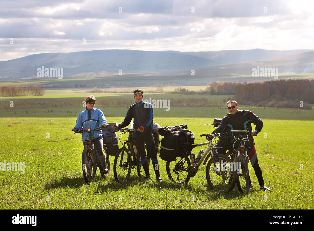 Gruppe von Touristen in eine Wanderung auf der Fahrräder Stockfoto