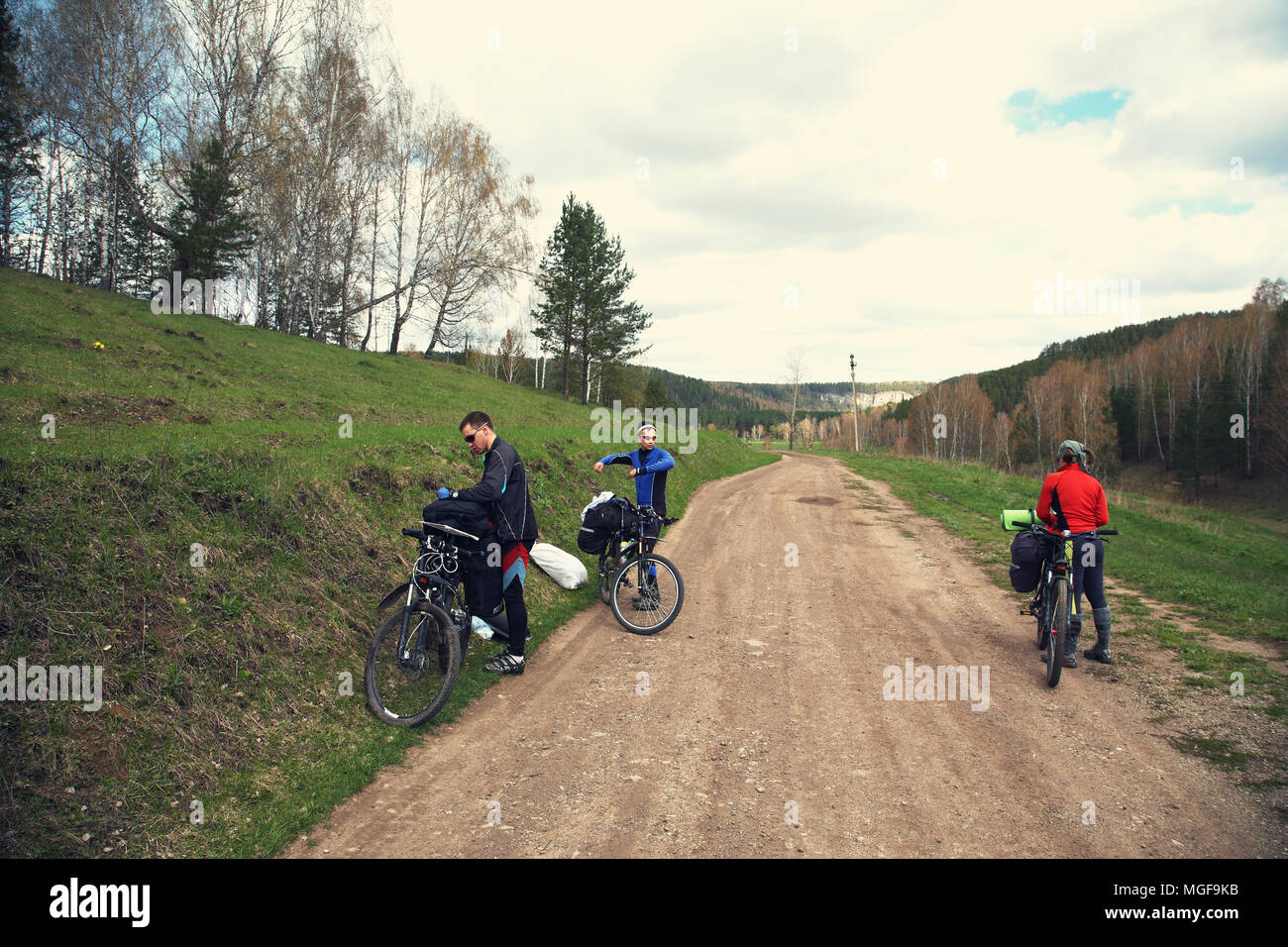 Gruppe von Touristen in eine Wanderung auf der Fahrräder Stockfoto