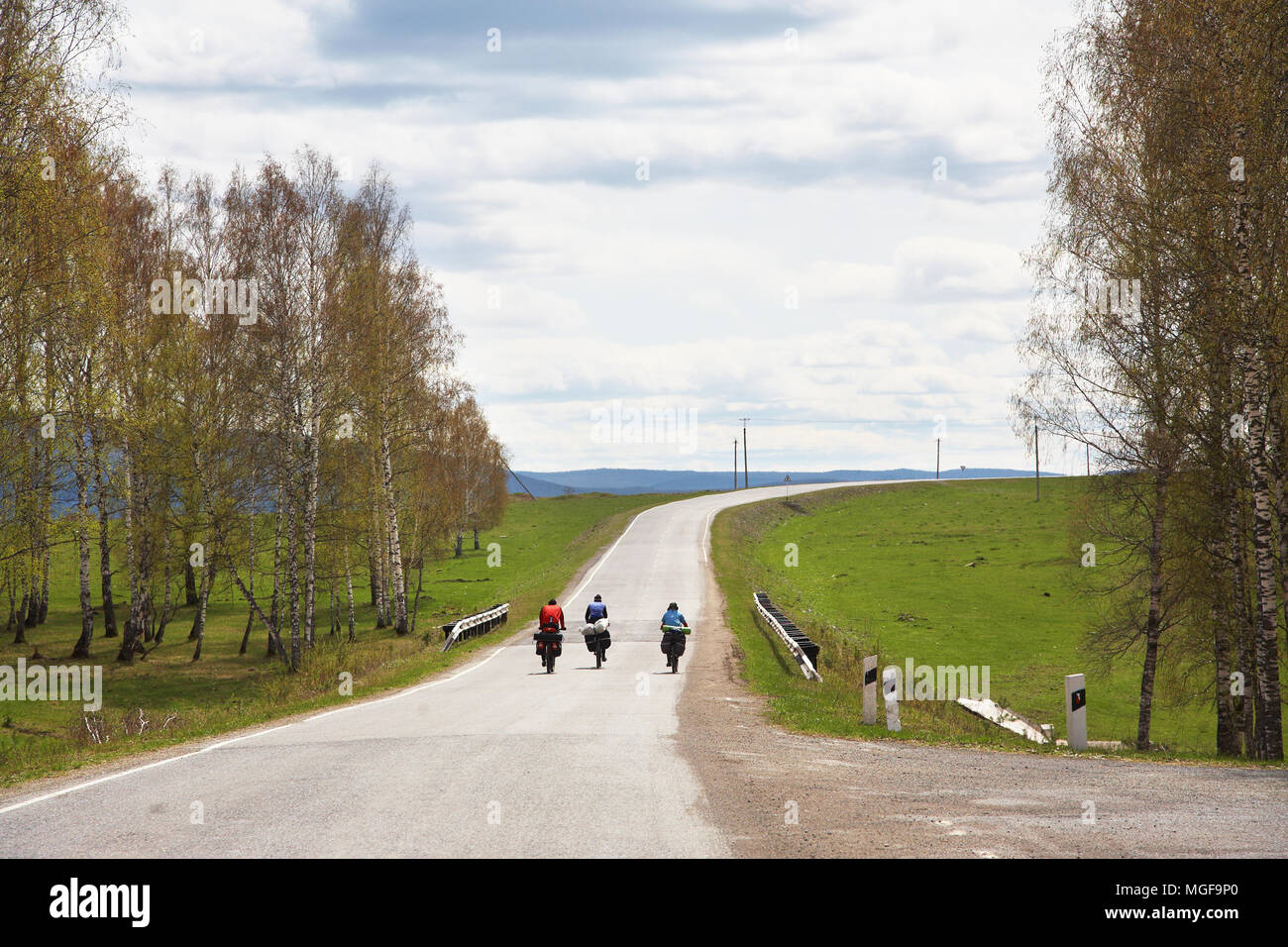 Gruppe von Touristen in eine Wanderung auf der Fahrräder Stockfoto