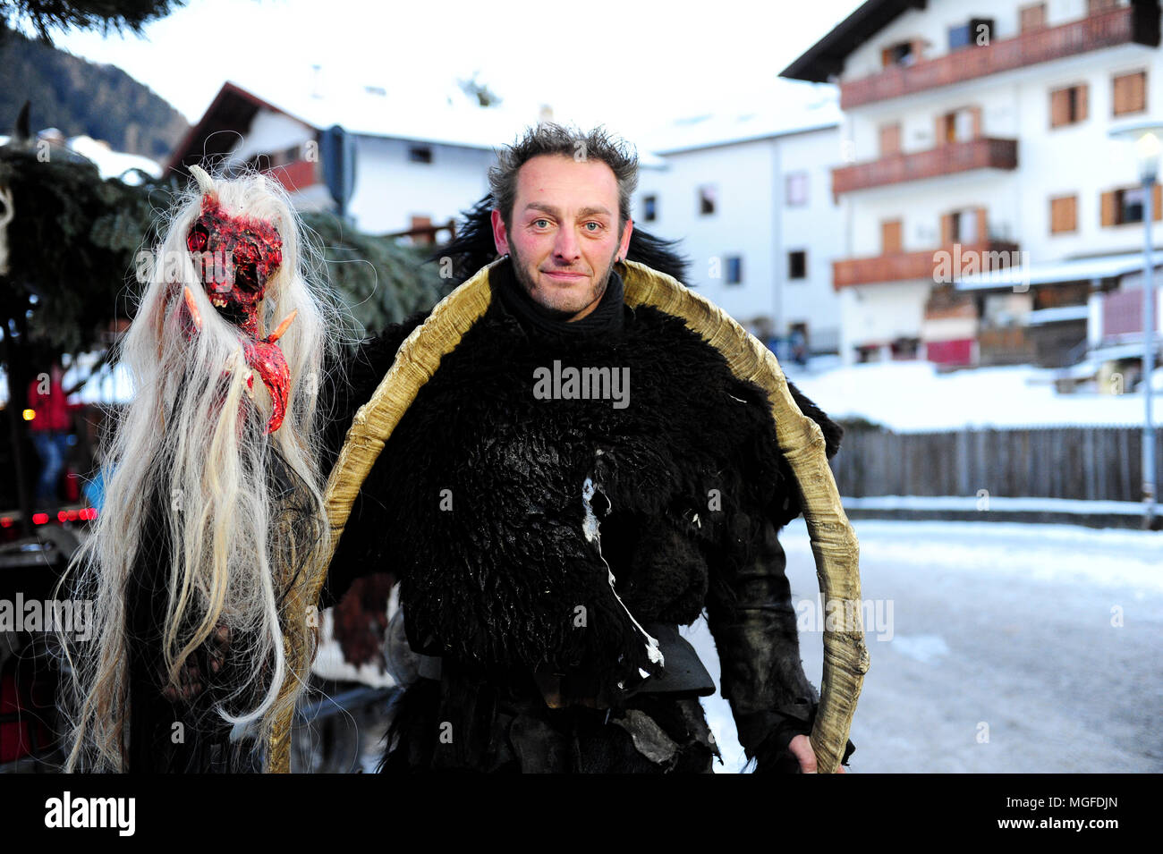 Ein Mann verkleidet als Krampus für ein Bild, bevor Sie an der traditionellen Krampus Parade in der Stadt von Kastelruth, Südtirol, Italien stellt Stockfoto