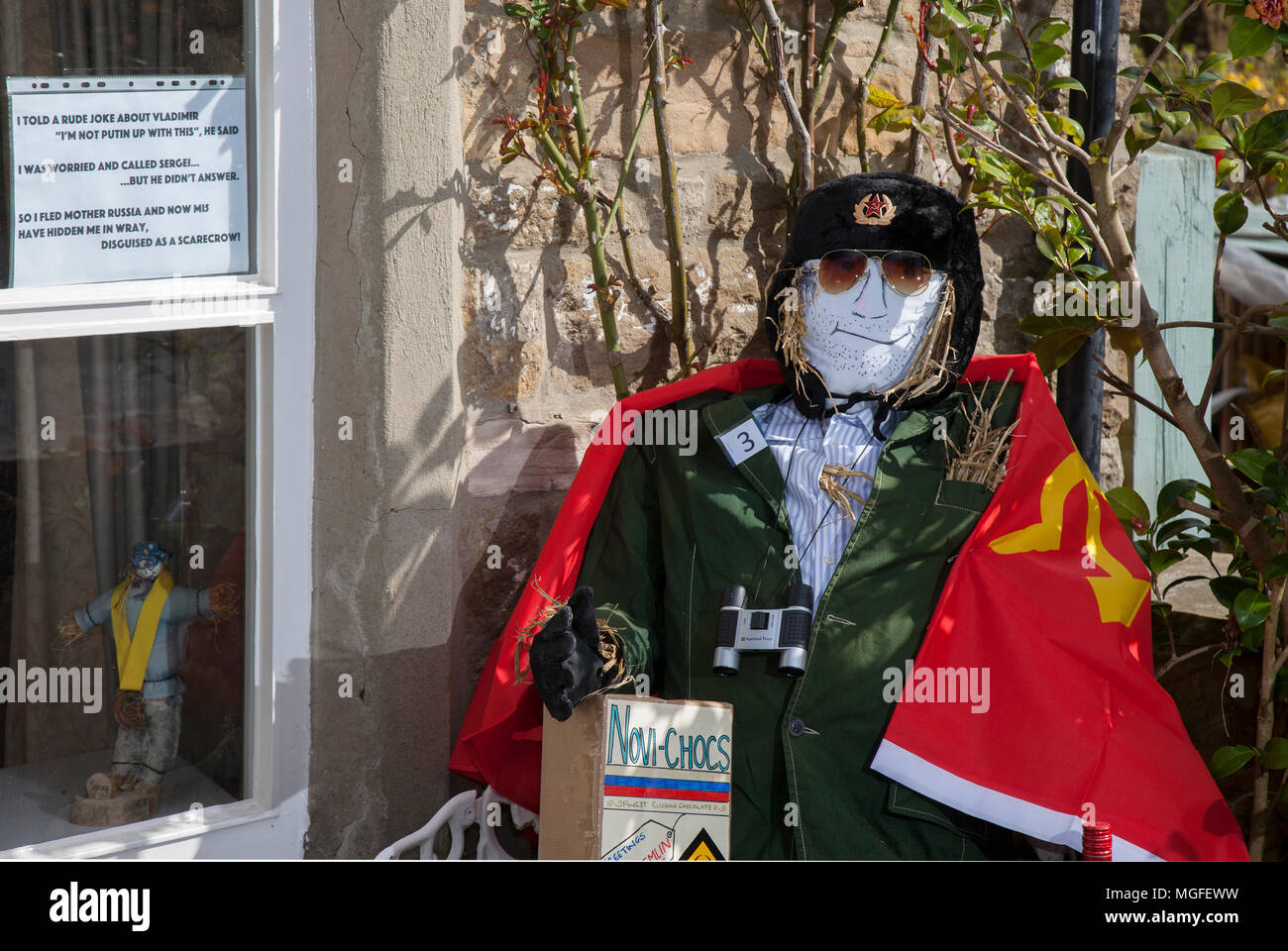 NOVI-CHOCS Soldat und Flagge im russischen Stil in Wray, Lancaster, Großbritannien. 28/04/2018. Wray Scarecrow Festival and Fair. Die Dorfbewohner von Wray sind wieder dabei, einige seltsame, verrückte und wunderbare Vogelscheuchen-Kreationen zu kreieren, um Besucher zu überraschen und zu begeistern. Jedes Jahr schlendern Besucher durch das Dorf Wray und entdecken die zahlreichen Vogelscheuchen, die in den Dorfgärten aufgetaucht sind. Stockfoto