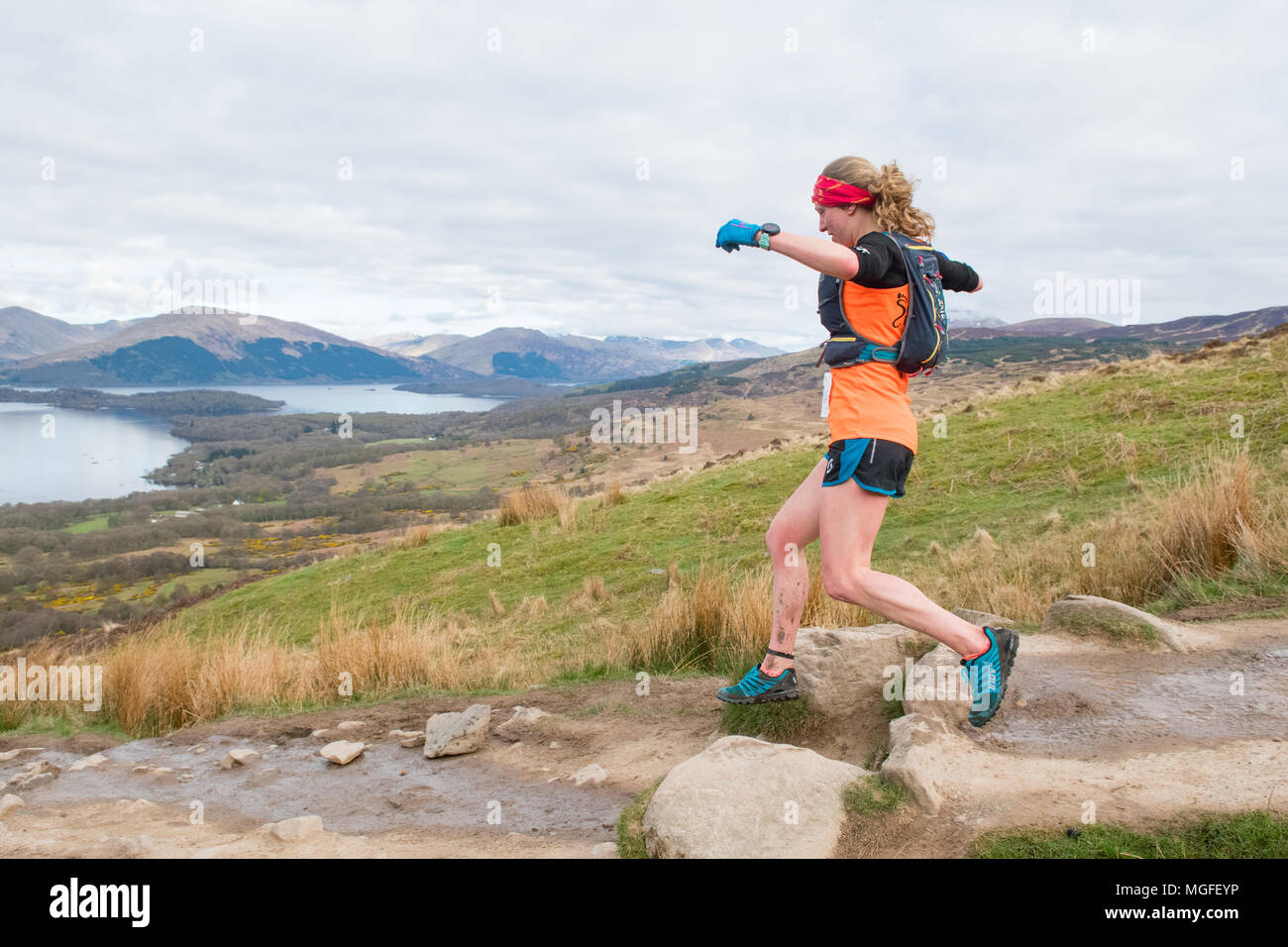 Conic Hill, Loch Lomond, Schottland, Großbritannien - 28 April 2018: The Highland Fling Rennen 2018 - Rachel Normand, der weibliche Meister des Highland Fling Rennen mit einer Zeit von 8 Stunden 22 Minuten. Die 53 Meile Ultra Marathon folgt der Route der West Highland Way durch Loch Lomond und der Trossachs National Park, von milngavie nach Tyndrum Credit: Kay Roxby/Alamy leben Nachrichten Stockfoto