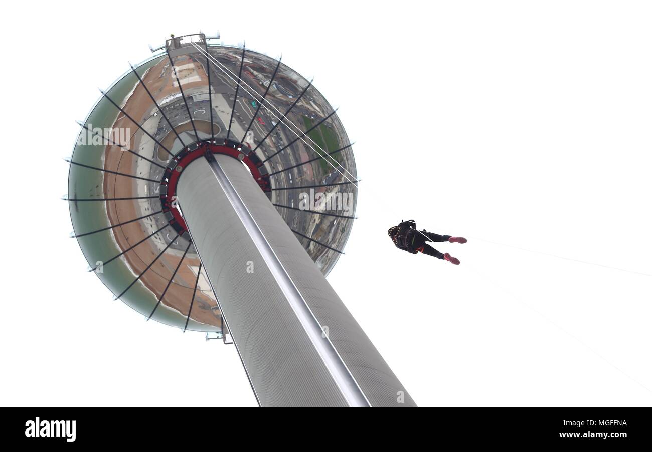Brighton, Sussex UK 28. April 2018 - Britische Mittelgewicht und Super-mittelgewichtboxer Chris Eubank Jr Abseilstellen 450 Fuß von Brighton's Iconic British Airways ich 360 Aussichtsturm Pod während einer Nächstenliebe Abseilen zugunsten der Kinder liebe Rockinghorse das Fundraising Arm der Royal Alexandra Kinderkrankenhaus in Brighton. Credit: James Boardman/Alamy leben Nachrichten Stockfoto