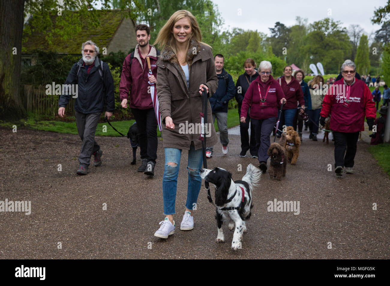 Windsor Great Park, UK. 28. April 2018. Die TV-Moderatorin Rachel Riley ist  von spaniel Ginny begleitet, als sie führt der große britische Hund  zugunsten der Anhörung Hunde für gehörlose Menschen im Windsor