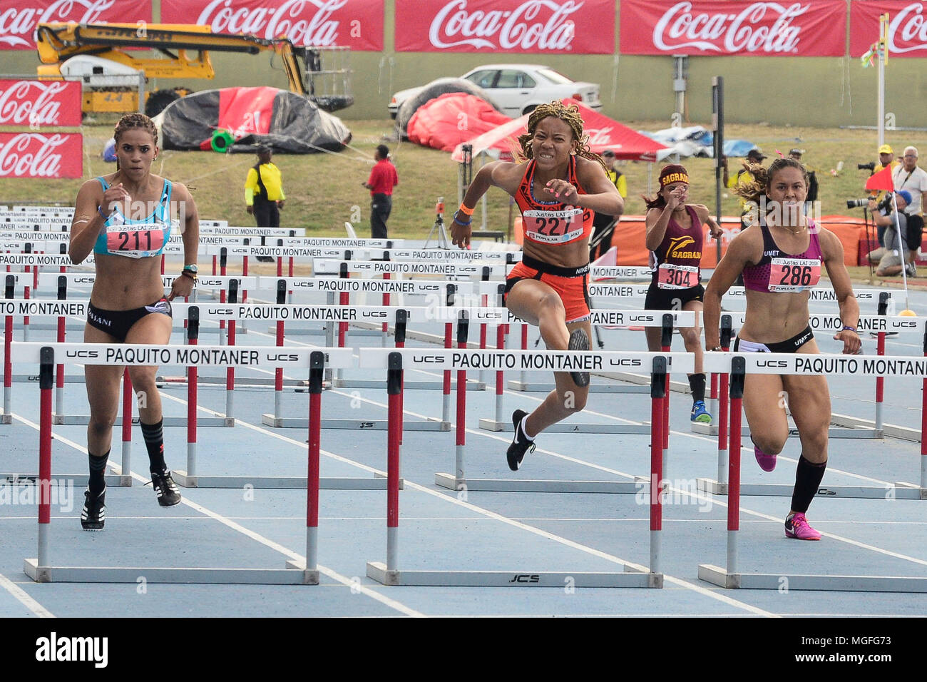 PONCE, Puerto Rico. ,. EN EL PAQUITO MONTANER EN PONCE DE INICIO LAS JUSTAS DE LA LAI. EN LA FOTO JERENY ESPINAL DE LA UNE 211, DEYA ERICSON DEL TURABO 277Y JOMARIE CARMONA DE LA UMET 286 DURANTE LA PRELIMINAR 2 DE LOS 100 metros CON VALLAS GERALD.LOPEZ@GFRMEDIA.COM # Lai # Carreras #deportes Foto per Kreditkarte: Newscom/Alamy leben Nachrichten Stockfoto