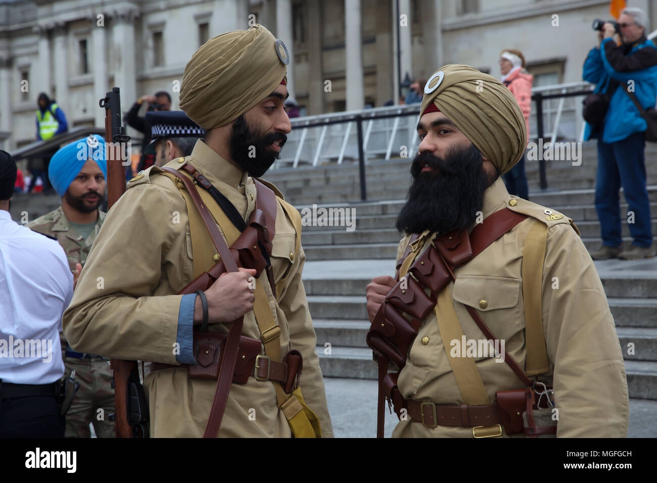 London, UK, 28. April 2018, der Bürgermeister von London, Sadiq Khan feiert Vaisakhi auf dem Trafalgar Square in London. Vaisakhi Festival ist eine Feier der Sikh und Punjabi Tradition, Geschichte und Kultur, zum Gedenken an die Geburt des Khalsa (der innere Kern des Sikh glauben) vor über 300 Jahren. Es gibt kostenlose Live-Musik auf der Bühne zusammen mit traditionellen Garküchen und eine Armee led Hindernisparcours. Credit Keith Larby/Alamy leben Nachrichten Stockfoto