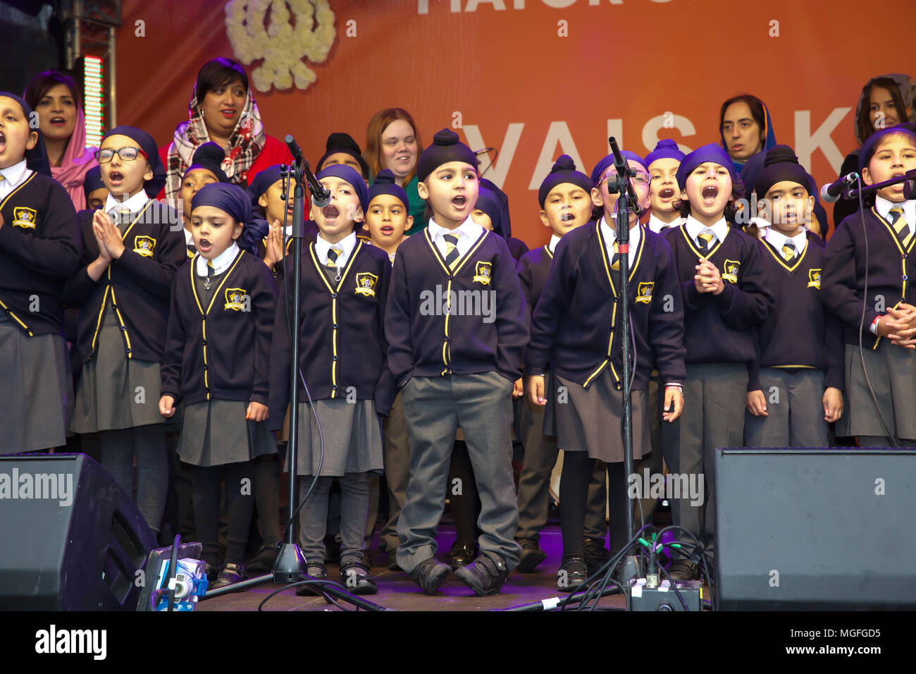 London, UK, 28. April 2018, der Bürgermeister von London, Sadiq Khan feiert Vaisakhi auf dem Trafalgar Square in London. Vaisakhi Festival ist eine Feier der Sikh und Punjabi Tradition, Geschichte und Kultur, zum Gedenken an die Geburt des Khalsa (der innere Kern des Sikh glauben) vor über 300 Jahren. Es gibt kostenlose Live-Musik auf der Bühne zusammen mit traditionellen Garküchen und eine Armee led Hindernisparcours. Credit Keith Larby/Alamy leben Nachrichten Stockfoto