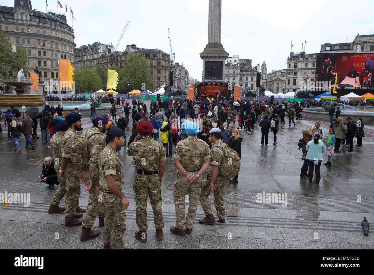 London, UK, 28. April 2018, der Bürgermeister von London, Sadiq Khan feiert Vaisakhi auf dem Trafalgar Square in London. Vaisakhi Festival ist eine Feier der Sikh und Punjabi Tradition, Geschichte und Kultur, zum Gedenken an die Geburt des Khalsa (der innere Kern des Sikh glauben) vor über 300 Jahren. Es gibt kostenlose Live-Musik auf der Bühne zusammen mit traditionellen Garküchen und eine Armee led Hindernisparcours. Credit Keith Larby/Alamy leben Nachrichten Stockfoto