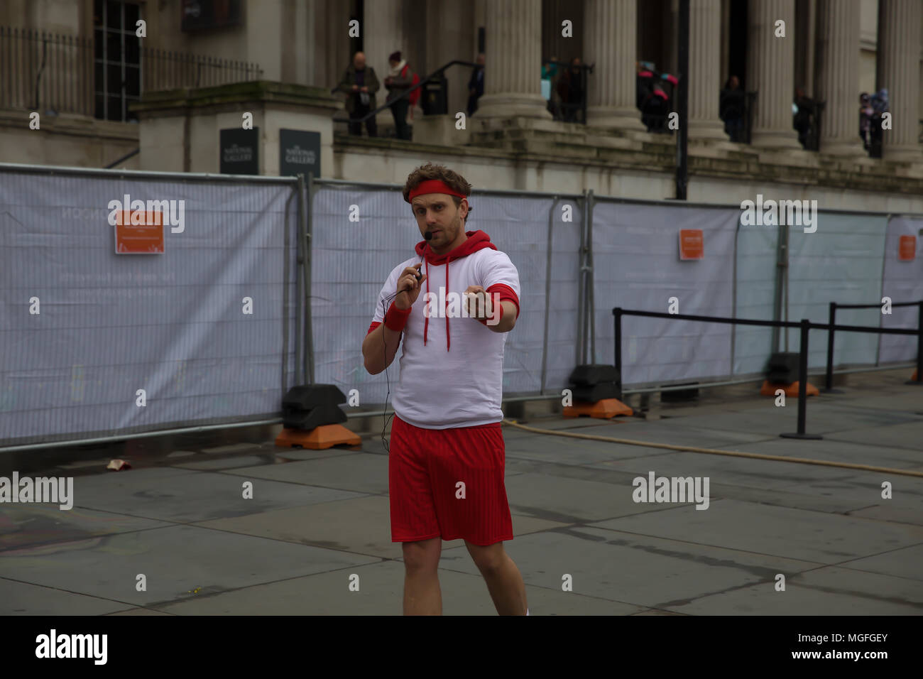 London, UK, 28. April 2018, der Bürgermeister von London, Sadiq Khan feiert Vaisakhi auf dem Trafalgar Square in London. Vaisakhi Festival ist eine Feier der Sikh und Punjabi Tradition, Geschichte und Kultur, zum Gedenken an die Geburt des Khalsa (der innere Kern des Sikh glauben) vor über 300 Jahren. Es gibt kostenlose Live-Musik auf der Bühne zusammen mit traditionellen Garküchen und eine Armee led Hindernisparcours. Credit Keith Larby/Alamy leben Nachrichten Stockfoto