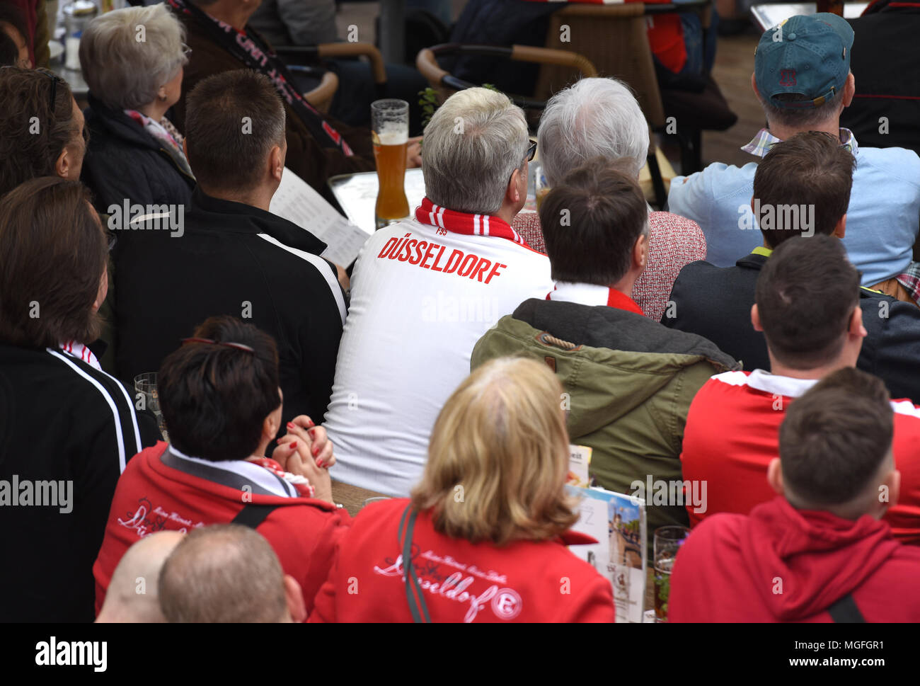 28 April 2018, Deutschland, Düsseldorf: Fans der 2. Bundesliga Fortuna Duesseldorf in Duesseldorf die Kasematten ('Duesseldorfer Kasematten") und beobachten Sie Fortuna entfernt Spiel gegen Dynamo Dresden. Foto: Caroline Seidel/dpa Stockfoto