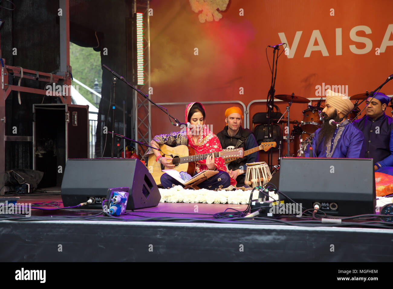 London, UK, 28. April 2018, der Bürgermeister von London, Sadiq Khan feiert Vaisakhi auf dem Trafalgar Square in London. Vaisakhi Festival ist eine Feier der Sikh und Punjabi Tradition, Geschichte und Kultur, zum Gedenken an die Geburt des Khalsa (der innere Kern des Sikh glauben) vor über 300 Jahren. Es gibt kostenlose Live-Musik auf der Bühne zusammen mit traditionellen Garküchen und eine Armee led Hindernisparcours. Credit Keith Larby/Alamy leben Nachrichten Stockfoto