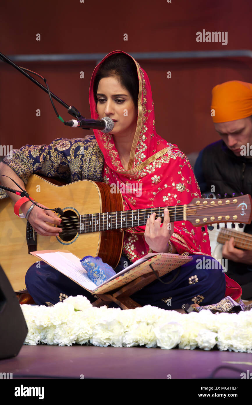 London, UK, 28. April 2018, der Bürgermeister von London, Sadiq Khan feiert Vaisakhi auf dem Trafalgar Square in London. Vaisakhi Festival ist eine Feier der Sikh und Punjabi Tradition, Geschichte und Kultur, zum Gedenken an die Geburt des Khalsa (der innere Kern des Sikh glauben) vor über 300 Jahren. Es gibt kostenlose Live-Musik auf der Bühne zusammen mit traditionellen Garküchen und eine Armee led Hindernisparcours. Credit Keith Larby/Alamy leben Nachrichten Stockfoto