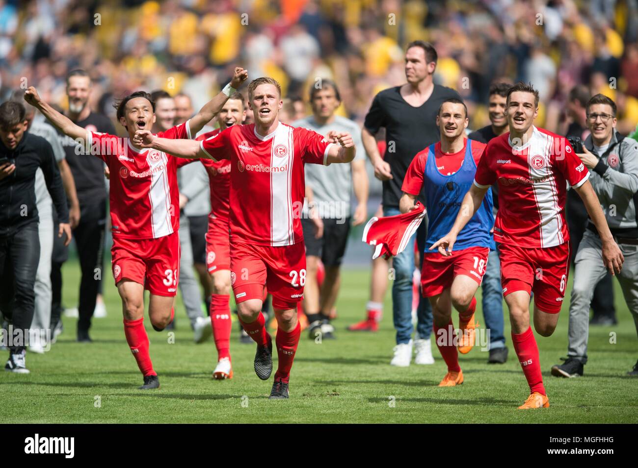 28 April 2018, Deutschland, Dresden: Fussball: 2. Bundesliga, Dynamo Dresden vs Fortuna Düsseldorf in der Ddv-Stadion: Fortuna Spieler feiern nach dem Spiel. Foto: Sebastian Kahnert/dpa - WICHTIGER HINWEIS: Aufgrund der Deutschen Fußball Liga (DFL) · s Akkreditierungsregeln, Veröffentlichung und Weiterverbreitung im Internet und in online Medien ist während des Spiels zu 15 Bildern pro Spiel beschränkt Stockfoto