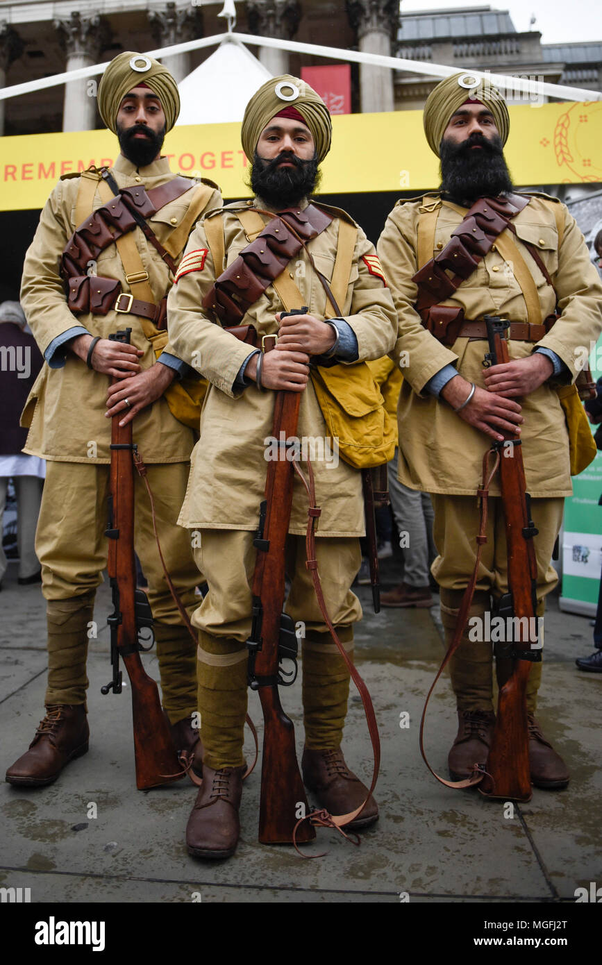 London, Großbritannien. 28. April 2018. Freiwillige aus dem National Army Museum in historischen Uniformen als 15 Sikh Ludhiana Regiment von Weltkrieg 1 während des Festivals von Vaisakhi in Trafalgar Square gekleidet, bewirtet durch den Bürgermeister von London. Für die Sikhs und Punjabis, das Festival feiert den Frühling Ernte und erinnert an die Gründung des Khalsa Gemeinschaft vor über 300 Jahren. Credit: Stephen Chung/Alamy leben Nachrichten Stockfoto