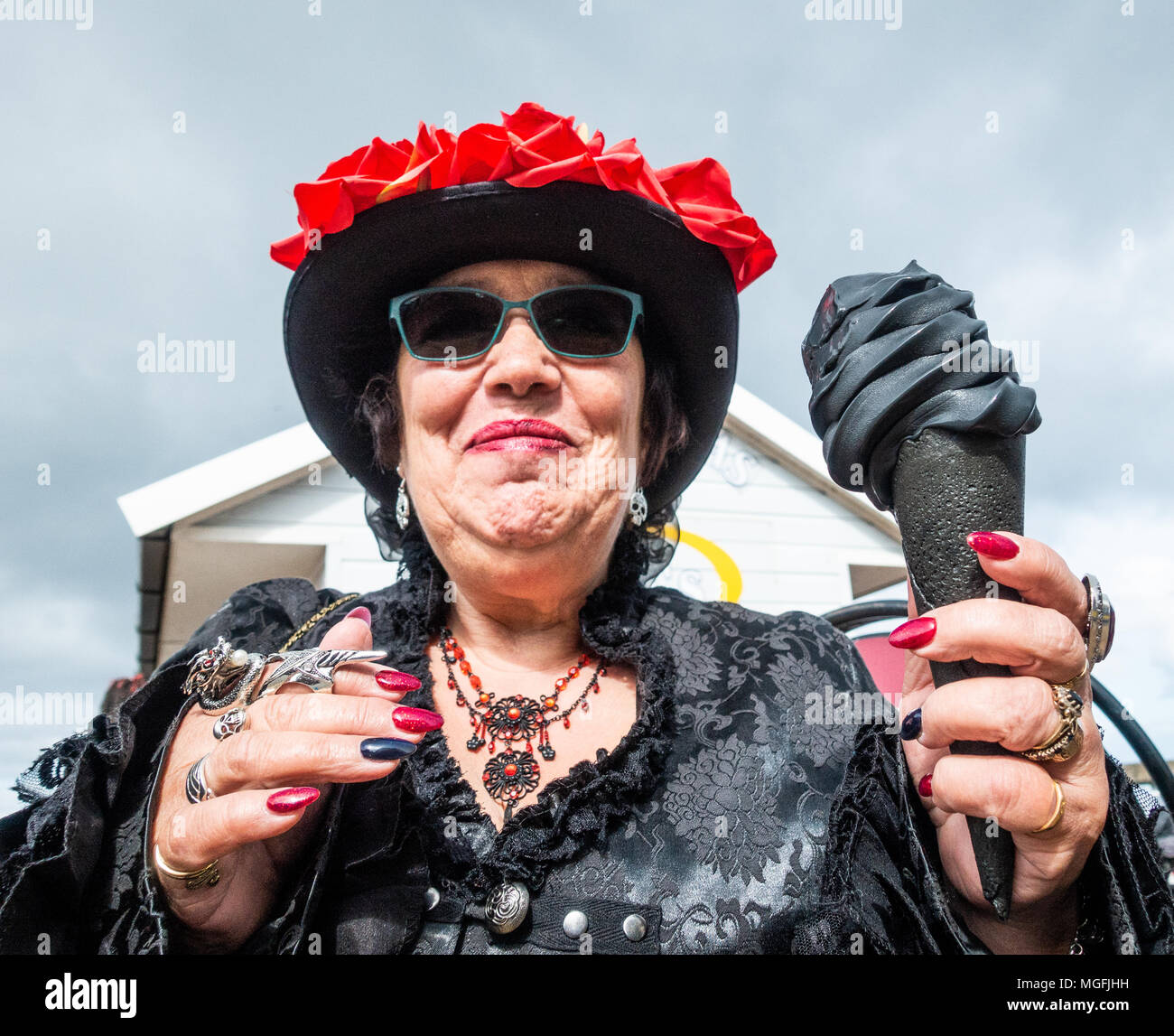 Frau mit "Whitby Jet' schwarzes Eis in Whitby Goth Wochenende Festival. Whitby, North Yorkshire, England. Großbritannien Stockfoto