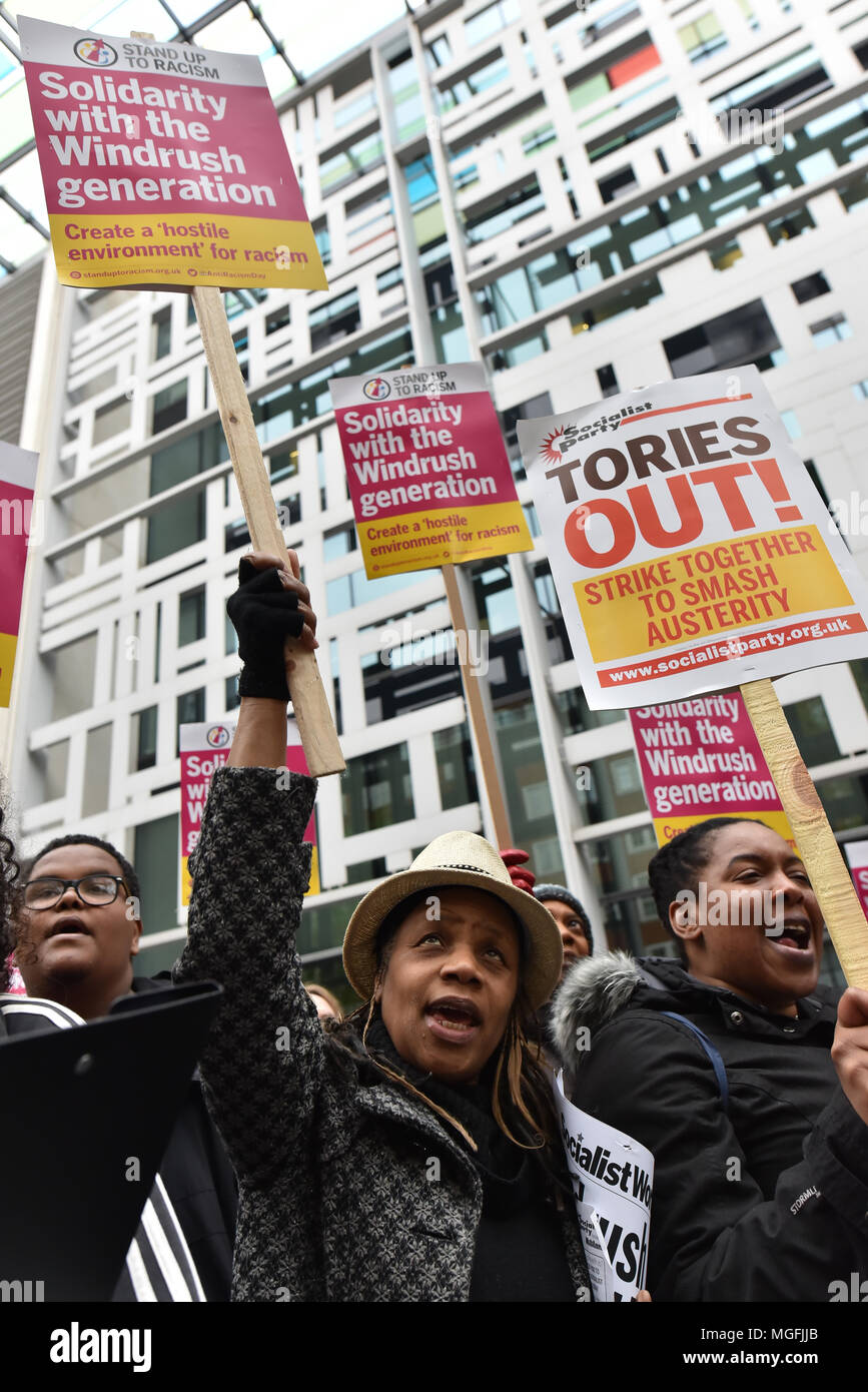 London, Großbritannien. 28. April 2018. Menschen, die in der Solidarität für den Windrush Generation von Parlament Square im Home Office. Quelle: Matthew Chattle/Alamy leben Nachrichten Stockfoto