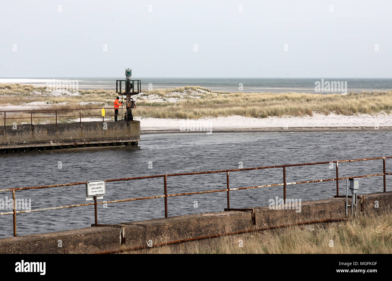 24 April 2018, Deutschland, Prerow: Der Zugriff auf den Darßer Ort not Port im Kernbereich der Nationalpark Vorpommersche Boddenlandschaft ("Nationalpark Vorpommersche Boddenlandschaft"). Der Zugang zum Hafen Schlick regelmäßig und so muss häufig ausgebaggert, um für die Rettung Cruiser der DGzRS "Theo Fischer" in Betrieb bleibt. Foto: Bernd Wüstneck/dpa Stockfoto