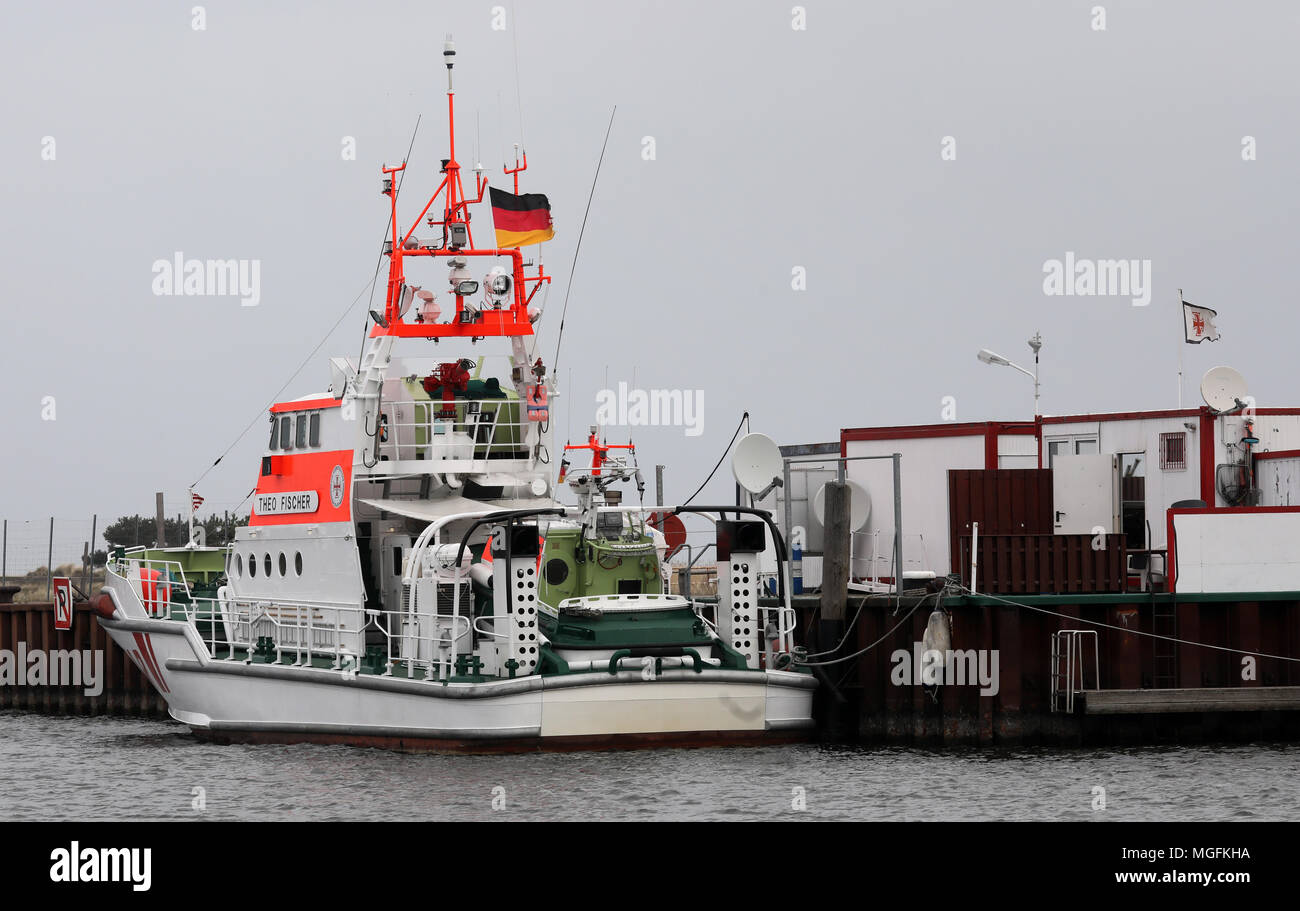 24 April 2018, Deutschland, Prerow: Die Deutsche Gesellschaft zur Rettung Schiffbrüchiger (DGzRS) Station und die 'Theo Fischer' rescue Kreuzer in der Darßer Ort not Port im Kernbereich der Nationalpark Vorpommersche Boddenlandschaft ("Nationalpark Vorpommersche Boddenlandschaft"). Arbeiten bis zum 30. März 2018 abgeschlossen sein. Der Zugang zum Hafen Schlick regelmäßig und so muss häufig ausgebaggert, um für die Rettung Cruiser der DGzRS "Theo Fischer" in Betrieb bleibt. Foto: Bernd Wüstneck/dpa Stockfoto