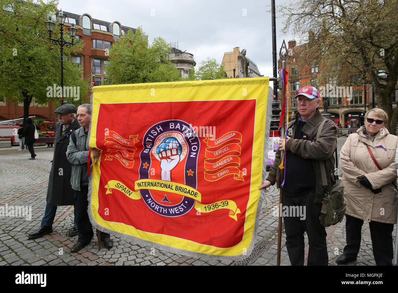 Manchester, UK, 28. April 2018. Internationalen Brigade Banner gehalten bis auf Internationale Arbeiter Memorial Day, Albert Square, Manchester, 28. April 2018 (C) Barbara Cook/Alamy leben Nachrichten Stockfoto