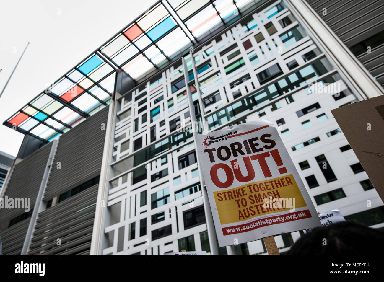 London, UK, 28. April 2018. Ein Banner gegen Tories vor dem Home Office Gebäude gesehen. Die windrush generation Solidarität Protest versammelten sich rund 200 Menschen im Churchill Statue in Parliament Square Abscheu vor Behandlung der Regierung, die aus den Windrush Generation zu zeigen. "Obwohl die jüngsten Aktionen der Regierung zu versuchen, es zu beseitigen, diese nie an erster Stelle geschehen sollte, sagen Sie. Credit: SOPA Images Limited/Alamy leben Nachrichten Stockfoto