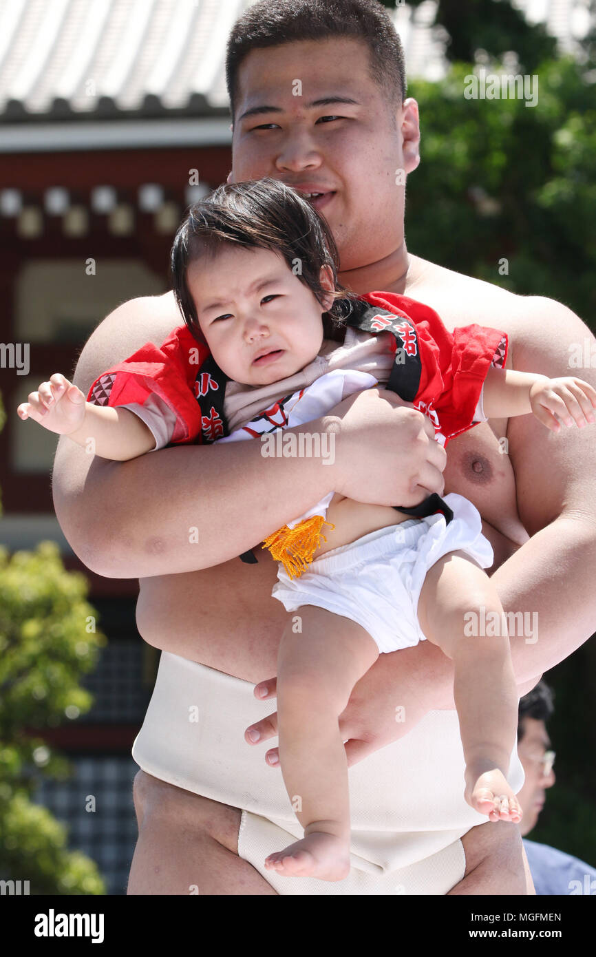pic Sumo Wrestler Baby https www alamy de tokio japan 28 apr 2018 ein baby von einem amateur sumo wrestler statt schreit wahrend der baby schrei sumo wettbewerb auf dem sensoji tempel in tokio am samstag 28 april 2018 japanische eltern glauben dass sumo ringer helfen konnen babys ein wunsch eine gute gesundheit zu weinen credit yoshio tsunodalbaalamy leben nachrichten image182283549 html
