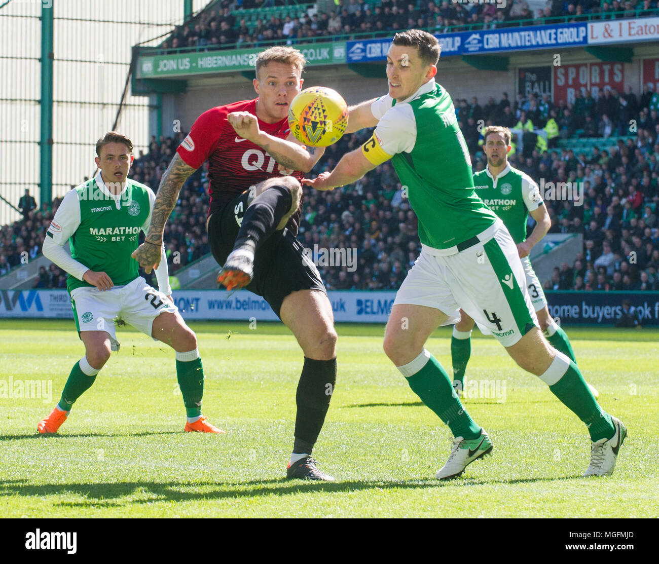 Edinburgh, UK, 28. April 2018. Ladbrokes schottischen Premiere League, v Hibernian Kilmarnock, Edinburgh, Midlothian, Großbritannien. 28.04.2018. Bild zeigt: Kilmarnock vorwärts, Lee Erwin und Hibs' Defender, Paul Hanlon, für die Kugel als Hibernian spielen Wirt nach Kilmarnock in der Ladbrokes Premiere League an Ostern Road, Edinburgh konkurrieren. Credit: Alamy/Ian Jacobs Stockfoto